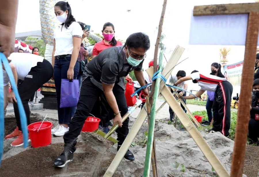 podiumnews.com-Giri Prasta Pimpin Penanaman Cemara Udang di Pantai Samigita